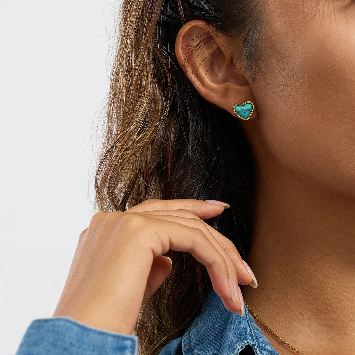 Herz-Ohrstecker aus 18K vergoldetem Edelstahl mit blauem Türkisstein am Ohr