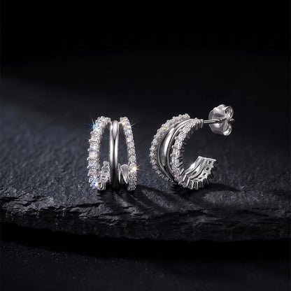 Dreireihige Zirkonia-Creolen aus 925 Sterling Silber im Huggie-Look mit Schmetterlingsverschluss auf schwarzem Steinuntergrund