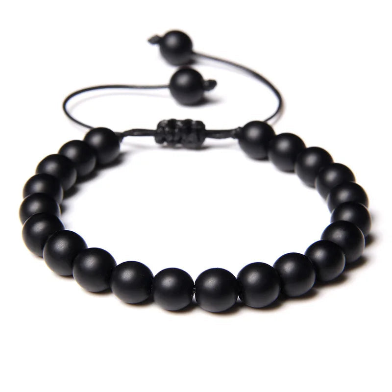 Yoga-Armband während Meditation getragen - Perfekter Begleiter für spirituelle Praktiken
