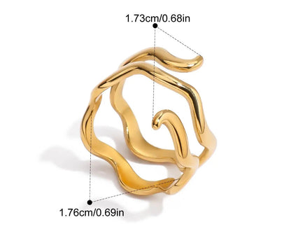 Technisches Produktfoto des offenen, gewellten Edelstahlrings mit Vergoldung, das die Ringbreite (1,73 cm) und den Innendurchmesser (1,76 cm) in cm und Zoll angibt.