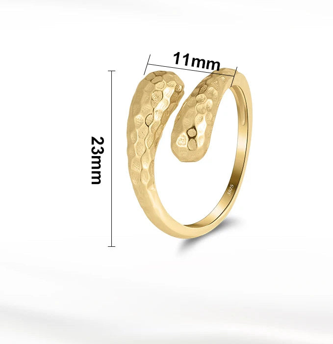 Goldener Schlangenring aus 925er Sterling Silber mit gehämmerter Oberfläche, Maße: 11mm Breite, 23mm Länge.