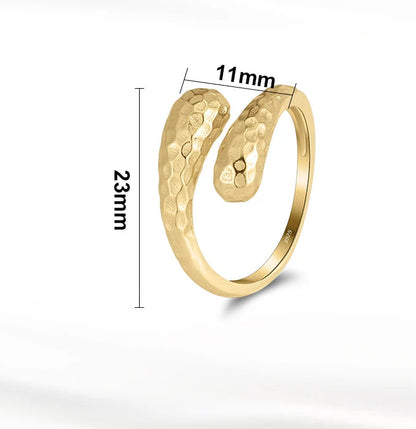 Goldener Schlangenring aus 925er Sterling Silber mit gehämmerter Oberfläche, Maße: 11mm Breite, 23mm Länge.