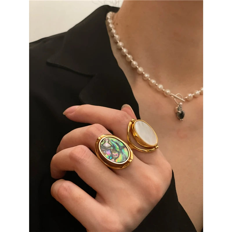 Hochwertiges Schmuckset aus 18K vergoldetem Messing mit Perlmutt – das ideale Geschenk für elegante Anlässe.