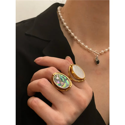 Hochwertiges Schmuckset aus 18K vergoldetem Messing mit Perlmutt – das ideale Geschenk für elegante Anlässe.