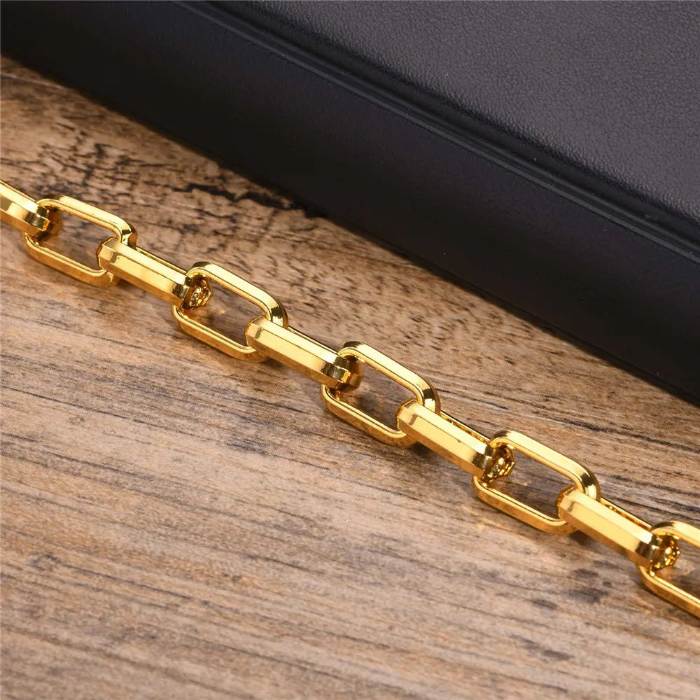 Armband Arwic in verschiedenen Winkeln - vielseitiges Vintage-Design
