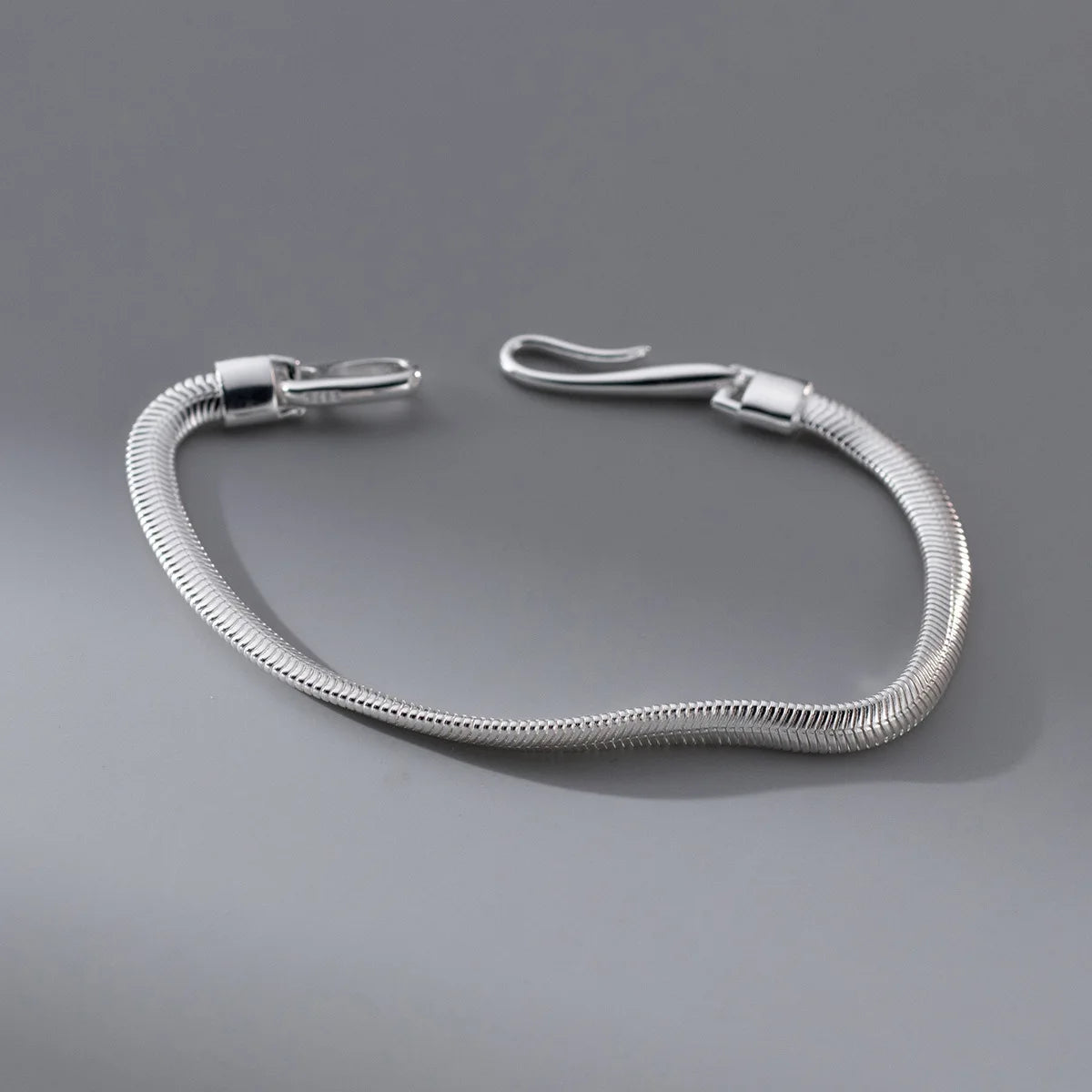 Frau trägt das elegante Armband Kate zu festlicher Kleidung