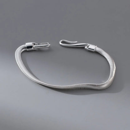 Frau trägt das elegante Armband Kate zu festlicher Kleidung