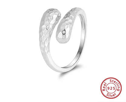 Silberner Schlangenring aus 925er Sterling Silber, glatt poliert, verstellbar. Unten rechts: Siegel "Real 925 Sterling Silver".