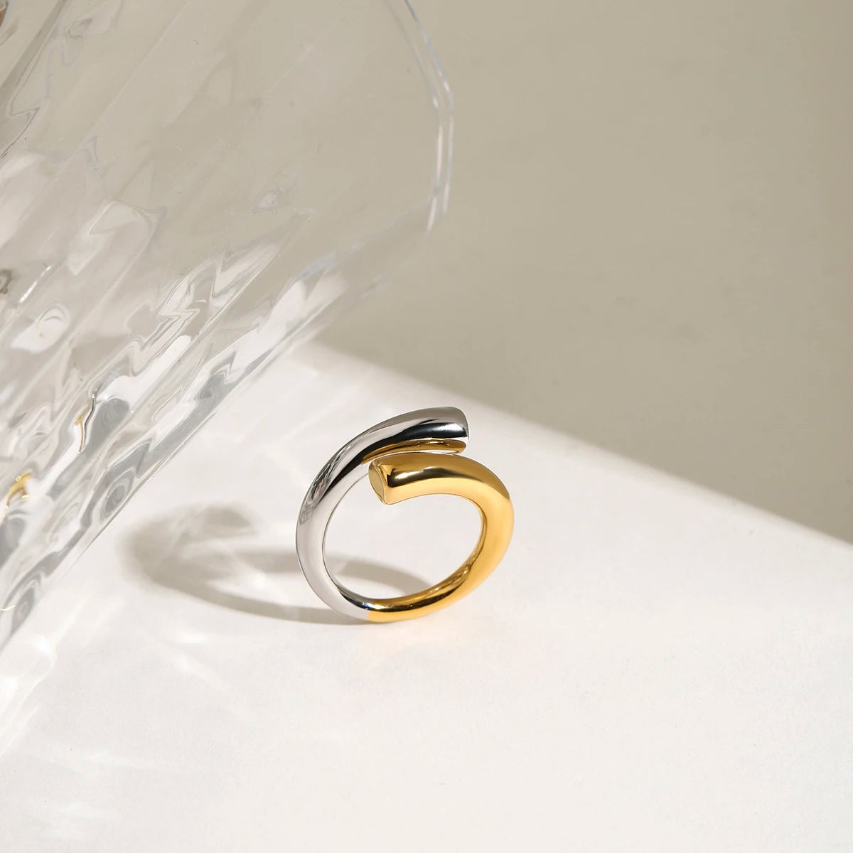 Zweifarbiger Wickelring in Gold und Silber auf hellem Hintergrund | eleganter Ring aus vergoldetem Edelstahl