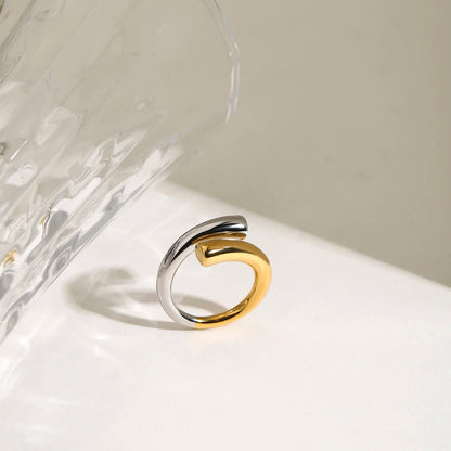 Zweifarbiger Wickelring in Gold und Silber auf hellem Hintergrund | eleganter Ring aus vergoldetem Edelstahl
