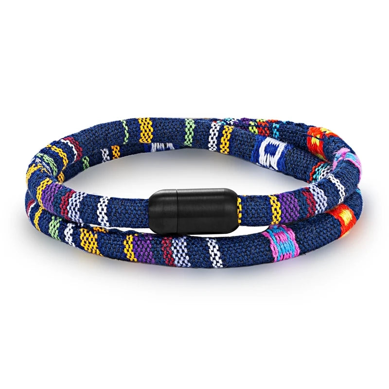 Armband Jaden am Handgelenk getragen - Zeigt das geometrische Boho-Design im Alltag
