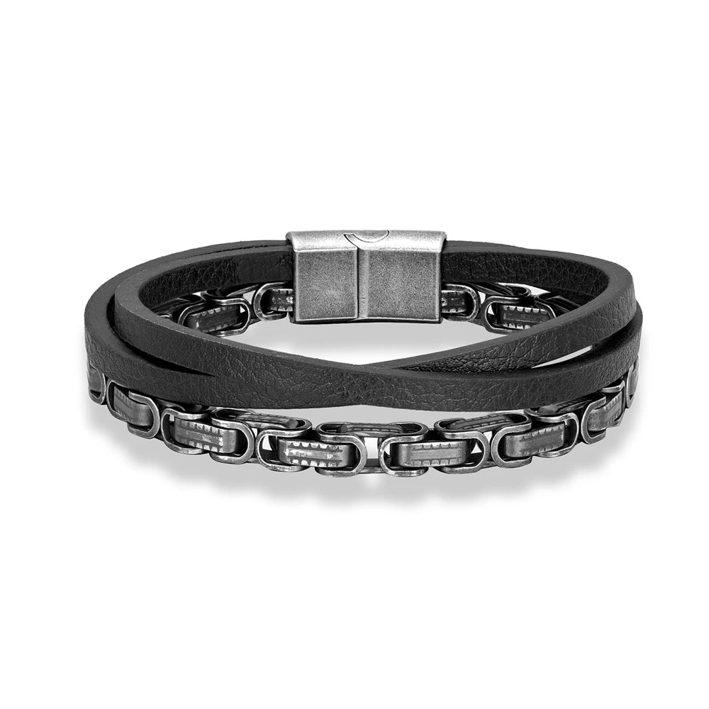 Gekreuztes, mehrlagiges Herrenarmband aus schwarzem Leder und einer detailreichen Edelstahl-Königskette mit Magnetverschluss vor weißem Hintergrund.