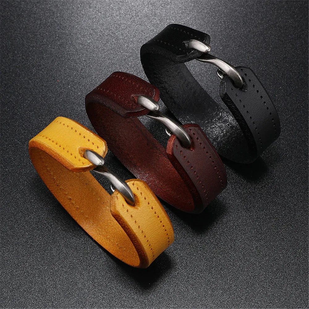 Übersicht von drei Lederarmbändern aus echtem Leder in den Farben Gelb-Braun, Dunkelbraun und Schwarz, jeweils mit einem massiven, silberfarbenen Metall-Verschlusshaken.