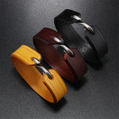 Übersicht von drei Lederarmbändern aus echtem Leder in den Farben Gelb-Braun, Dunkelbraun und Schwarz, jeweils mit einem massiven, silberfarbenen Metall-Verschlusshaken.