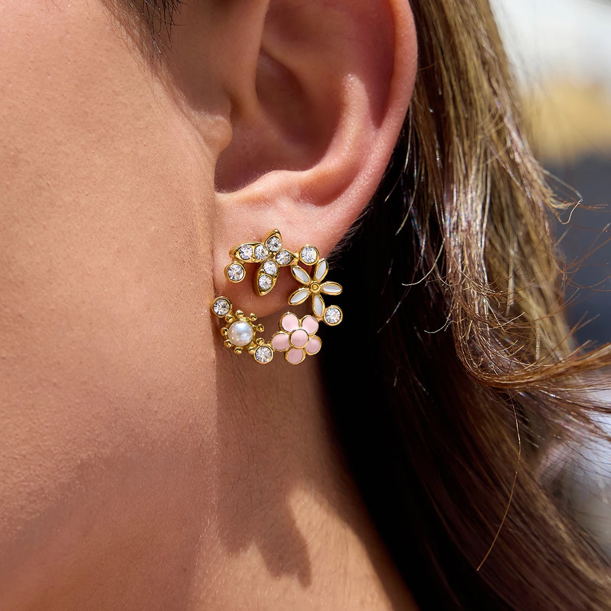 Goldene Blumen-Ohrstecker aus PVD 18K vergoldetem Edelstahl getragen von Model | floraler Ohrschmuck