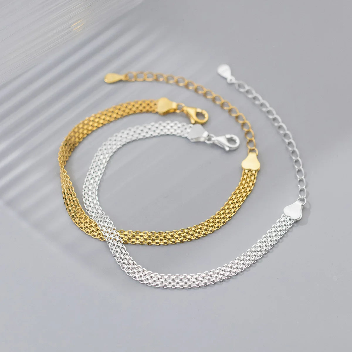 Breites Mesh-Armband aus 925 Sterling Silber und mit 18K Gold-Vergoldung im flachen Geflecht-Design im Farbvergleich