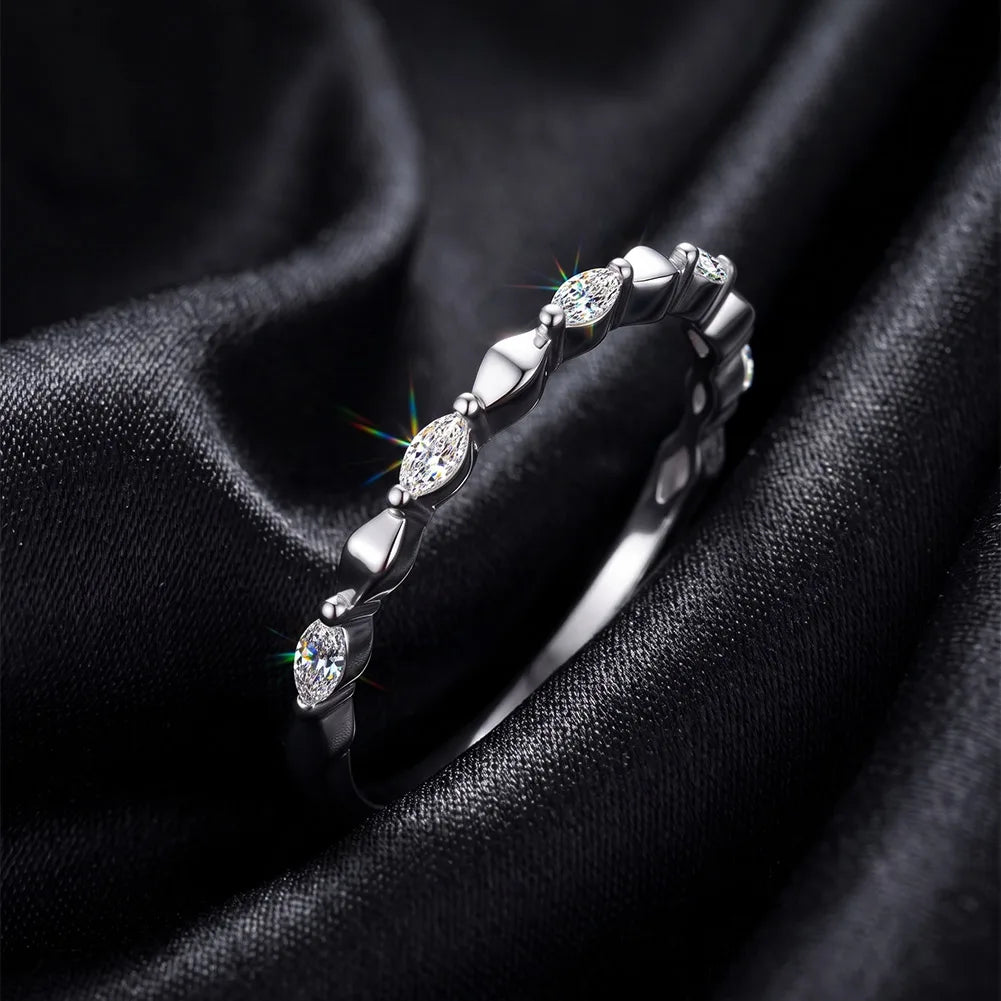 Filigraner Zirkonia-Vorsteckring aus 925 Sterling Silber mit abwechselndem Stein- und Strukturmuster edel inszeniert auf schwarzer Seide.