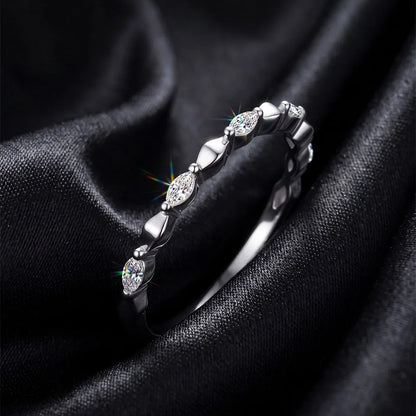 Filigraner Zirkonia-Vorsteckring aus 925 Sterling Silber mit abwechselndem Stein- und Strukturmuster edel inszeniert auf schwarzer Seide.