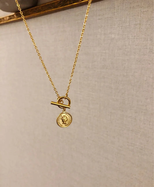 Halskette mit Münzanhänger und Knebelverschluss, aus 18K vergoldetem Titan | Münzkette mit T-Verschluss | moderner Halsschmuck