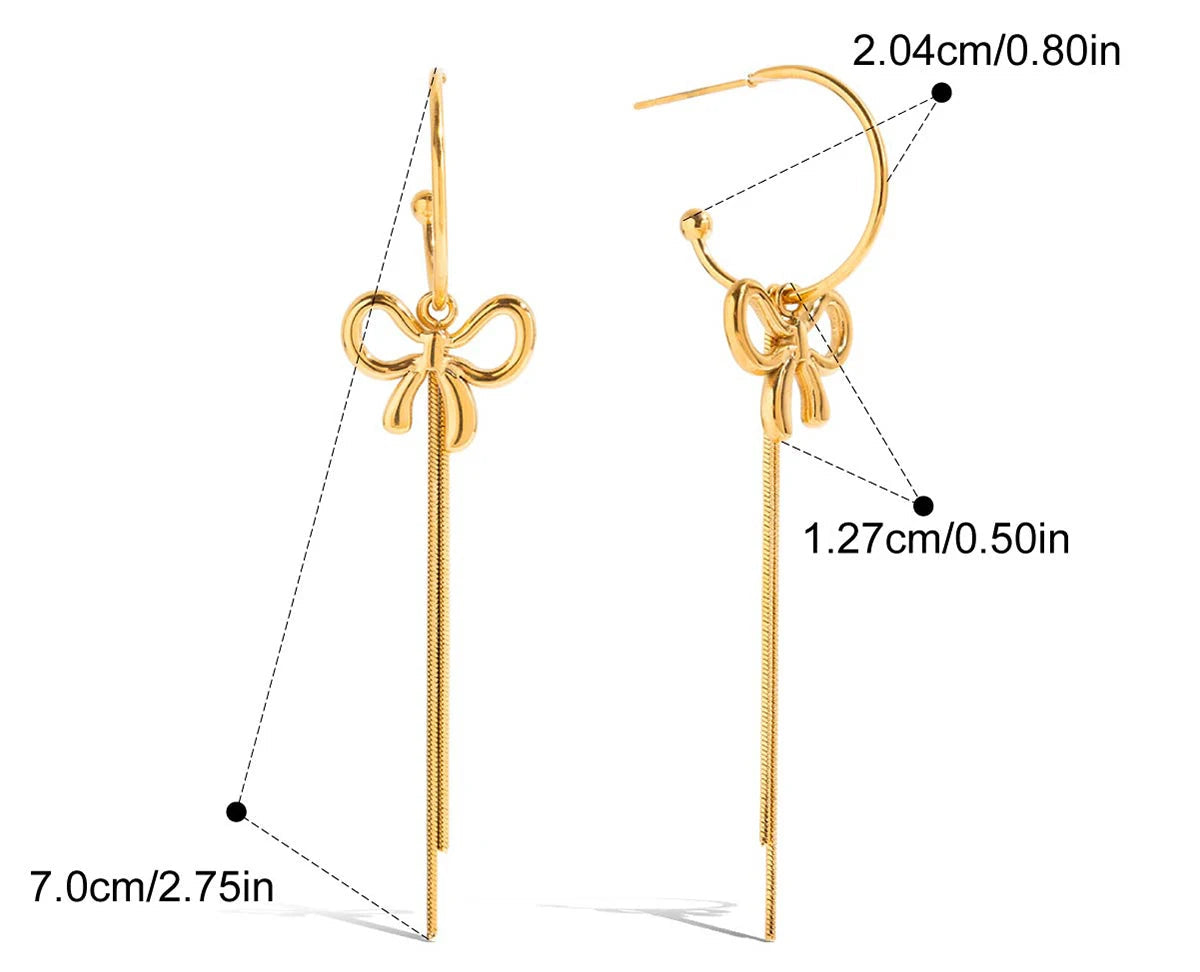 Produktgrafik der Schleifen-Ohrringe mit Maßen: Gesamtlänge 7,0 cm, Creolen-Durchmesser 2,04 cm, Breite der Schleife 1,27 cm. Gewicht 4,5g, Material: Edelstahl, wasserfest und hypoallergen.