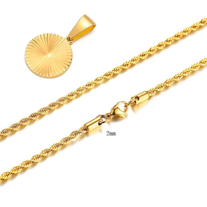 Goldfarbener runder Edelstahl-Anhänger mit einem Sonnenstrahl-Design, präsentiert auf einer dicken, gedrehten Kette mit Karabinerverschluss.