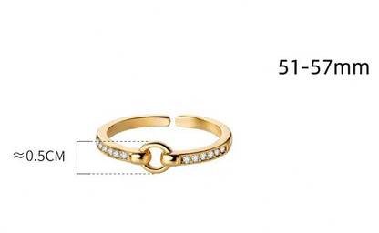 Maßskizze des vergoldeten Silberrings mit Produktdetails: Einstellbare Ringgröße für einen Fingerumfang von 51 bis 57 mm, Breite des vorderen Elements ca. 0,3 cm.