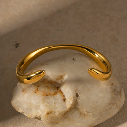 Nahaufnahme Armband Ayva - robuster Edelstahl mit eleganter Goldbeschichtung, 5,8cm Innendurchmesser
