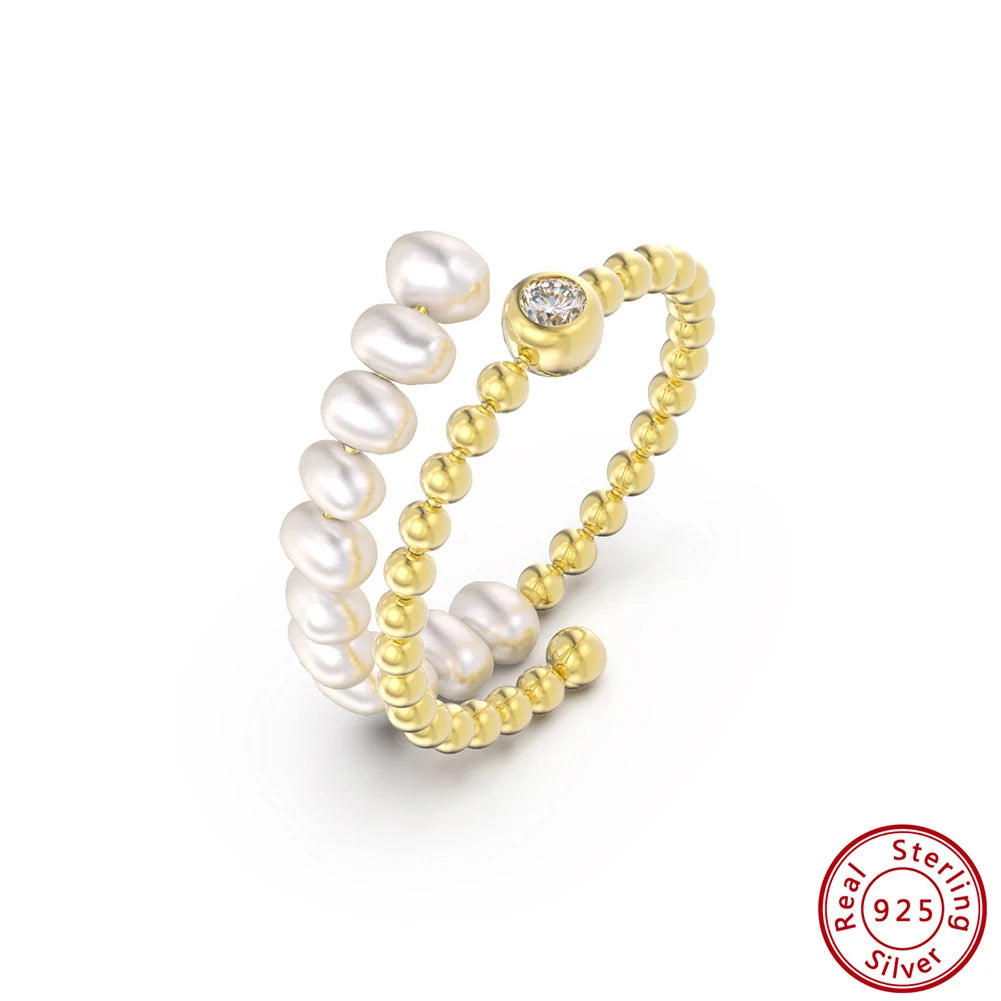 Freigestellter, 14K Gold vergoldeter Ring mit spiralförmig angeordneten Süßwasserperlen und Strass. Unten rechts: Siegel "Real 925 Sterling Silver".