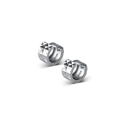 Freigestelltes Paar kleine Huggie-Ohrringe aus glänzendem 925 Sterling Silber mit eingearbeitetem Rauten-Muster