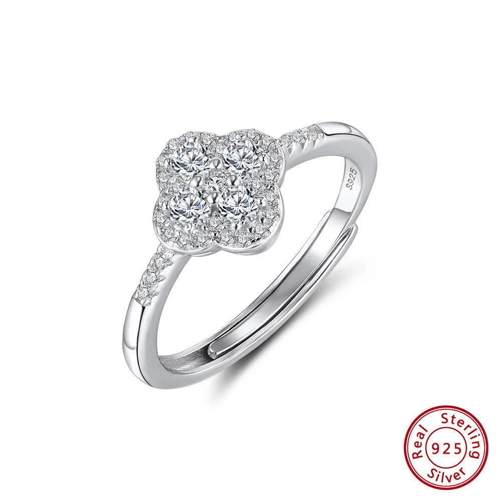 Einstellbarer Ring aus 925er Sterling Silber mit einem funkelnden, kleeblattförmigen Aufsatz, besetzt mit Zirkonia-Steinen.