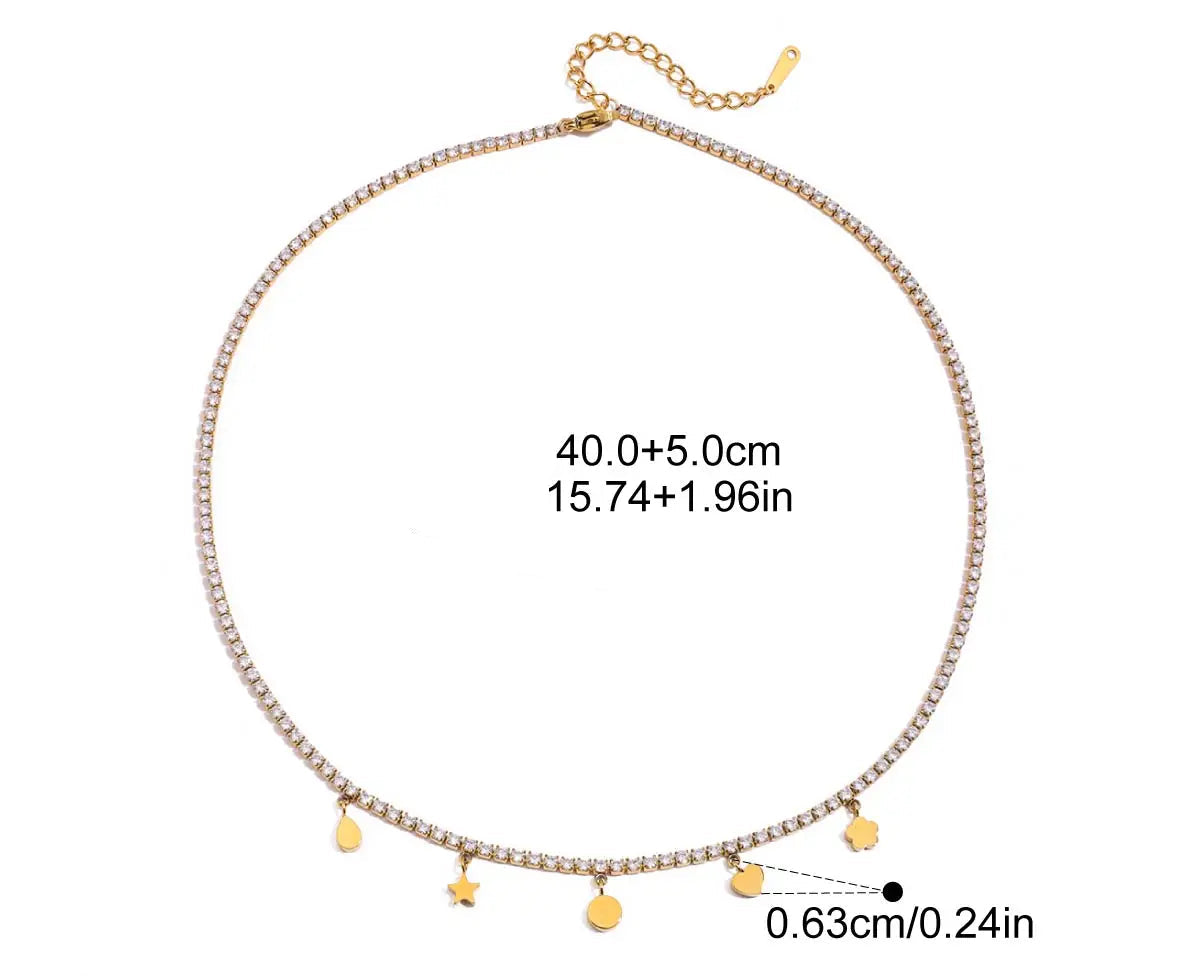 Produktgrafik einer funkelnden Strass-Halskette aus vergoldetem Edelstahl mit kleinen, hängenden Plättchen. Maße: Länge 40 plus 5 cm, Plättchen-Durchmesser 0,63 cm.
