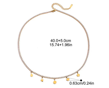 Produktgrafik einer funkelnden Strass-Halskette aus vergoldetem Edelstahl mit kleinen, hängenden Plättchen. Maße: Länge 40 plus 5 cm, Plättchen-Durchmesser 0,63 cm.