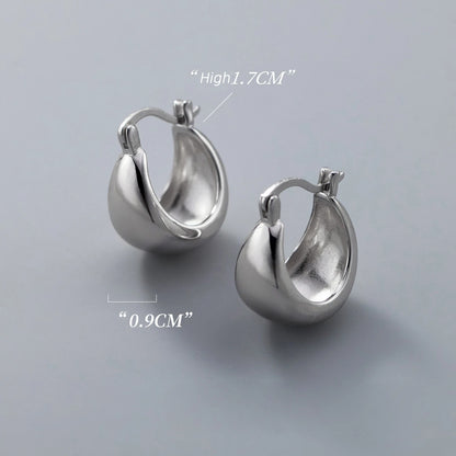 Produktbild von zwei glänzenden, bauchigen Creolen-Ohrringen aus 925er Silber auf grauem Hintergrund, mit Maßangaben für Höhe (1.7CM) und Breite (0.9CM).