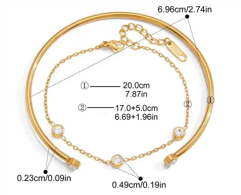 Produktgrafik des 2-teiligen Sets mit Maßen: Armreif mit 6,96 cm Durchmesser und 0,23 cm Breite; Gliederarmband verstellbar (17 plus 4 cm) mit 0,49 cm großen Zirkonia-Anhängern. Gewicht 9,6g, Edelstahl vergoldet, wasserfest und hypoallergen.