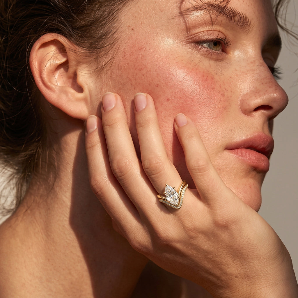 Stilvolles Tragebild: Vergoldeter Marquise-Solitärring kombiniert zu einem natürlichen Beauty-Look