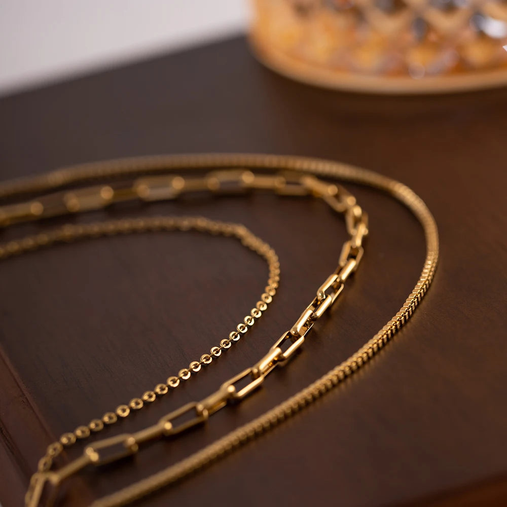 Nahaufnahme des mehrlagigen Ketten-Sets mit verschiedenen Designs | Layering-Kette aus vergoldetem Edelstahl