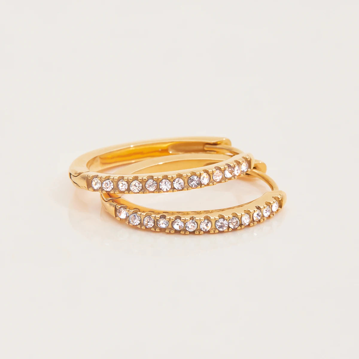 Stapelfähige goldene Creolen-Sets mit Zirkoniasteinen | PVD 18K vergoldete Edelstahl-Ohrringe für Damen | Schmuck