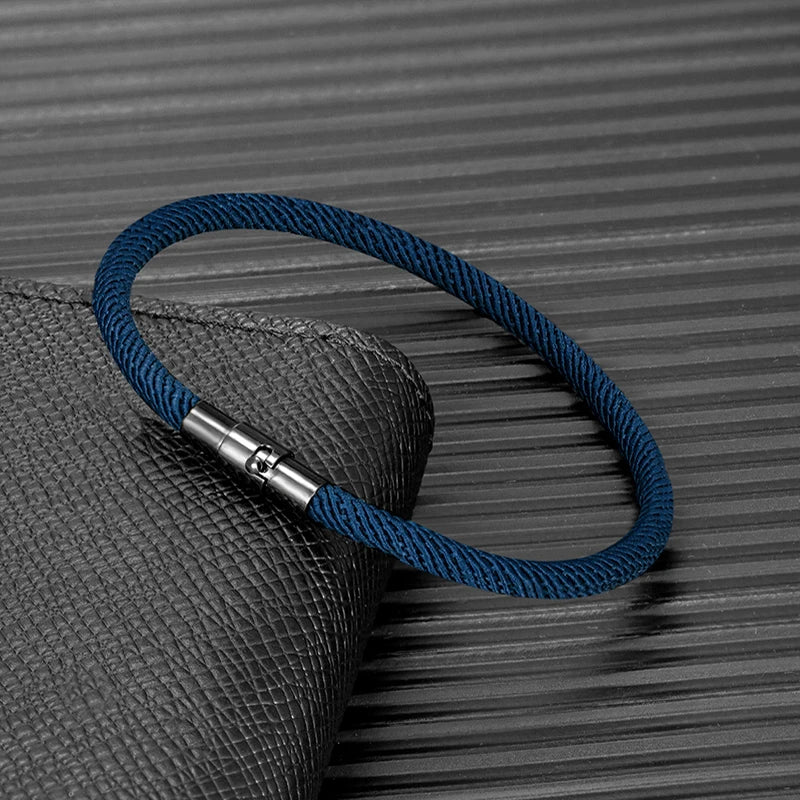 Frau trägt das stilvolle Armband Simply - perfekter Begleiter für tägliche Abenteuer
