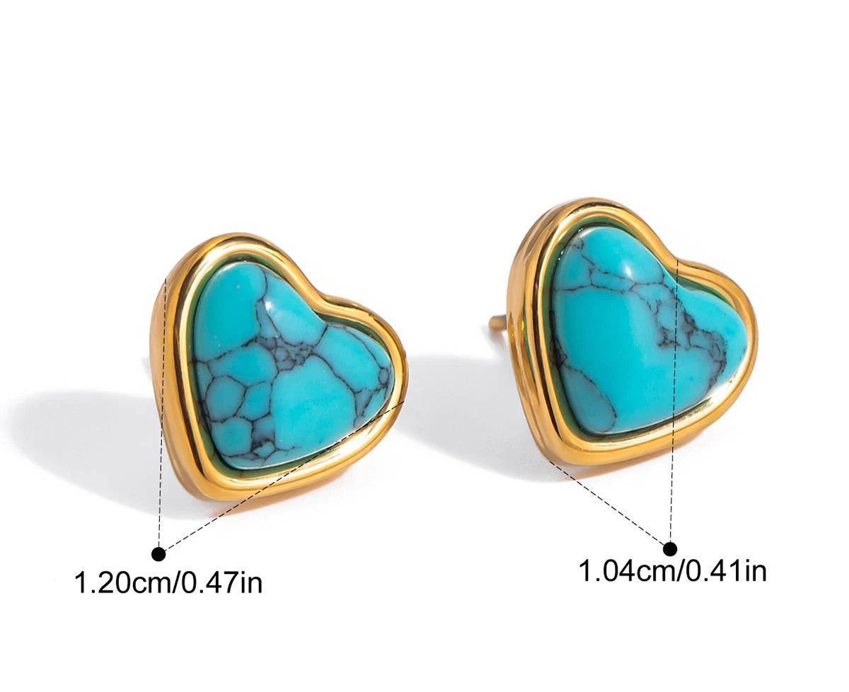 Detailaufnahme von Herz-Ohrringen aus vergoldetem Edelstahl mit Abmessungen 1,2 cm x 1,0 cm