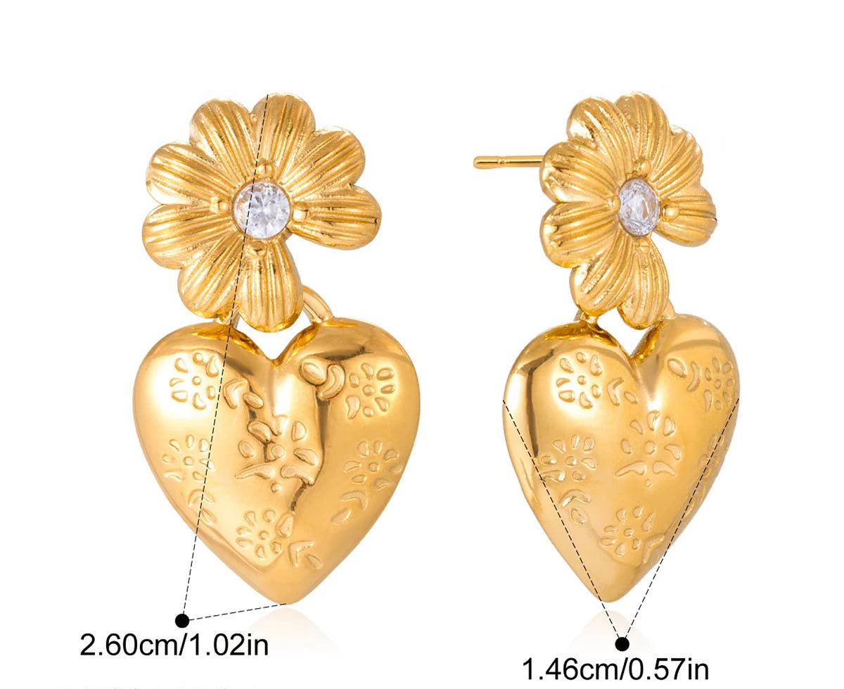 Technische Zeichnung der Blumen-Herz-Ohrringe mit Breiten- (1,46 cm) und Höhenangaben (2,60 cm).