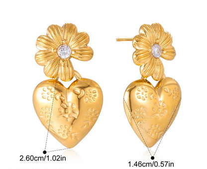 Technische Zeichnung der Blumen-Herz-Ohrringe mit Breiten- (1,46 cm) und Höhenangaben (2,60 cm).