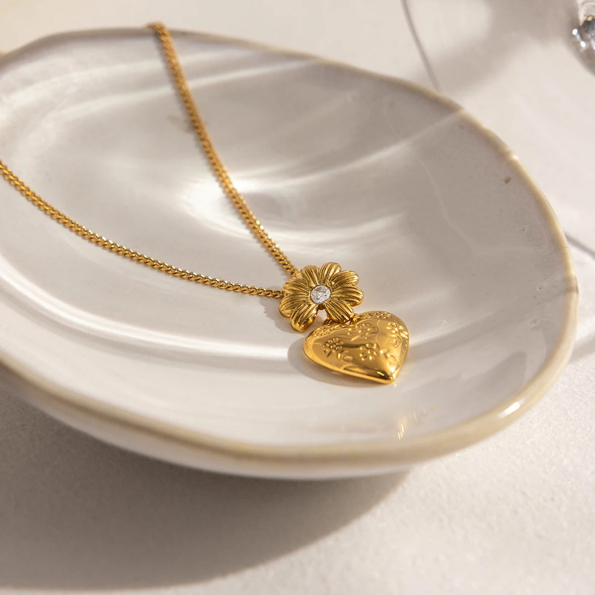 Nahaufnahme des Herzanhängers der 18K goldvergoldeten Edelstahlkette.