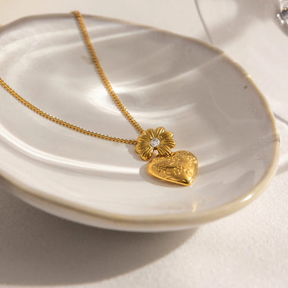 Nahaufnahme des Herzanhängers der 18K goldvergoldeten Edelstahlkette.