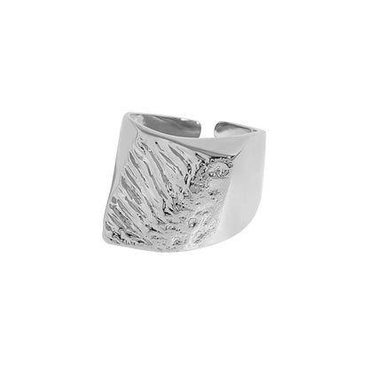 Ring aus Messing mit 18k Vergoldung, breites Design mit strukturierter Oberfläche, minimalistischer Statement-Ring