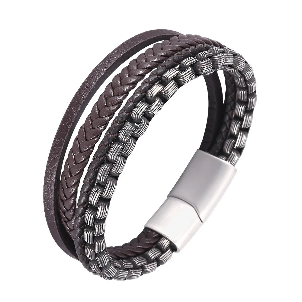 Draufsicht auf die dunkelbraune Variante des mehrreihigen Herren-Armbands aus geflochtenem Mikrofaser-Leder und silberfarbenem Edelstahl vor weißem Hintergrund.