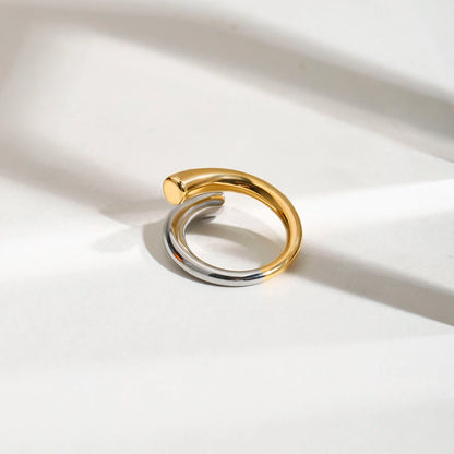 Zweifarbiger Wickelring in Gold und Silber, freigestellt auf weißem Hintergrund | moderner Edelstahlring