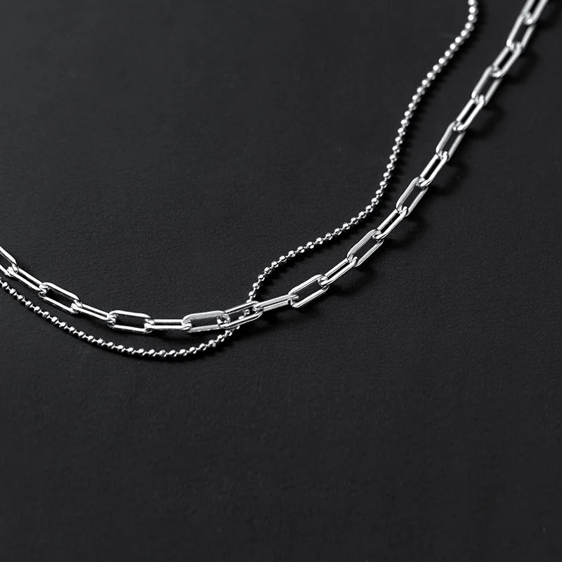 Detailansicht der beiden unterschiedlichen Kettentypen: Rechteckige Paperclip-Glieder und zarte Kugel-Kette aus platinierte Silber