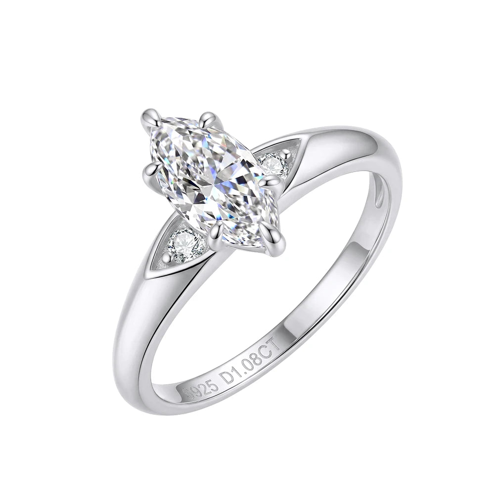 Freigestellter Verlobungsring aus glänzendem 925 Echtsilber mit zentralem Marquise-Zirkonia