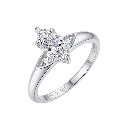 Freigestellter Verlobungsring aus glänzendem 925 Echtsilber mit zentralem Marquise-Zirkonia