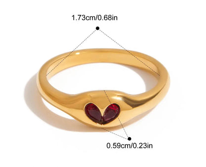 Ring aus 18K vergoldetem Edelstahl mit einem roten Herz-Symbol aus Zirkonia-Steinen und den Maßen 1,73 cm x 0,58 cm.